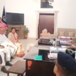 राजनीतिक पार्टियों द्वारा जबरदस्ती पार्षदों पर दबाव बनाकर उनको वोट देने से वंचित रखना लोकतंत्र के खिलाफ