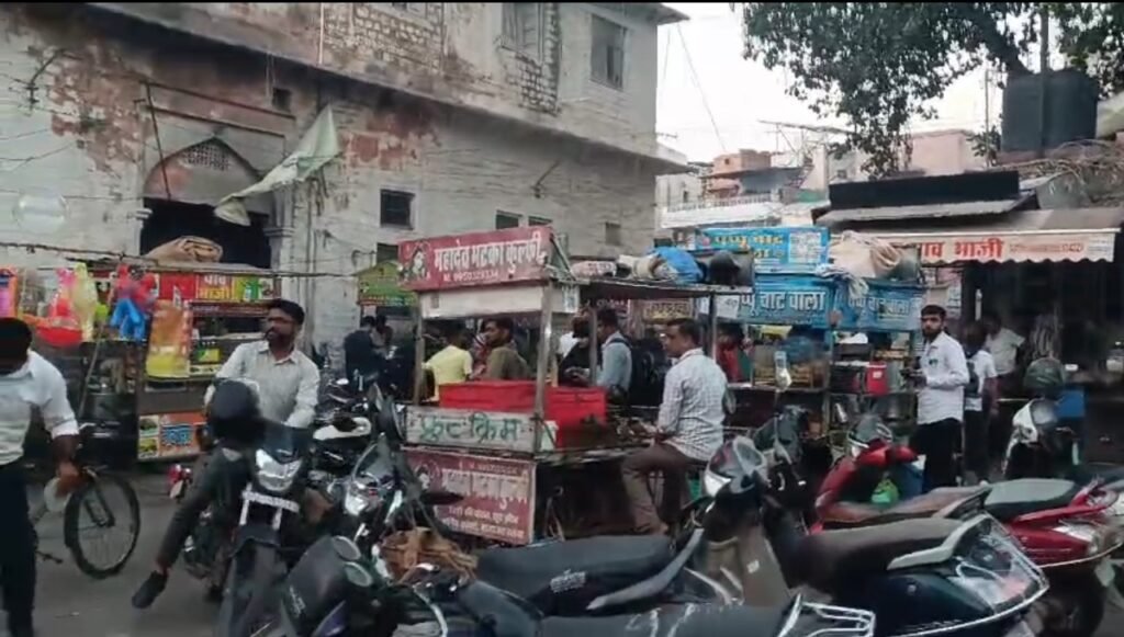 पूरे शहर में अतिक्रमण हटाने की कार्रवाई, निगम कार्यालय के पास ही नियमों की अनदेखी? 1 पूरे शहर में अतिक्रमण हटाने की कार्रवाई, निगम कार्यालय के पास ही नियमों की अनदेखी? - JODHPUR, राजस्थान