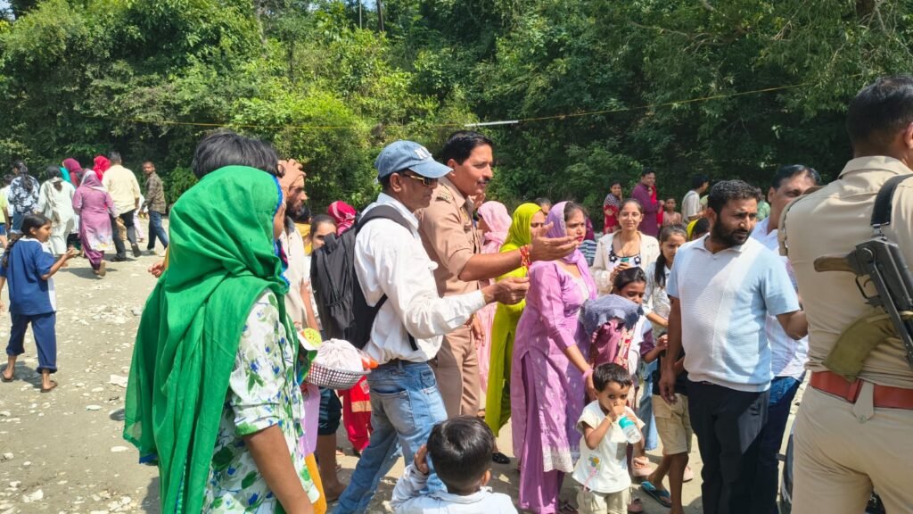 बड़ी खबर | शाकुंभरी देवी झंडा मेले में सुरक्षा के साथ सेवा का संदेश, श्रद्धालुओं को जागरूक कर पुलिस ने कराया जलपान 1 बड़ी खबर | शाकुंभरी देवी झंडा मेले में सुरक्षा के साथ सेवा का संदेश, श्रद्धालुओं को जागरूक कर पुलिस ने कराया जलपान - SAHARANPUR, उत्तर प्रदेश