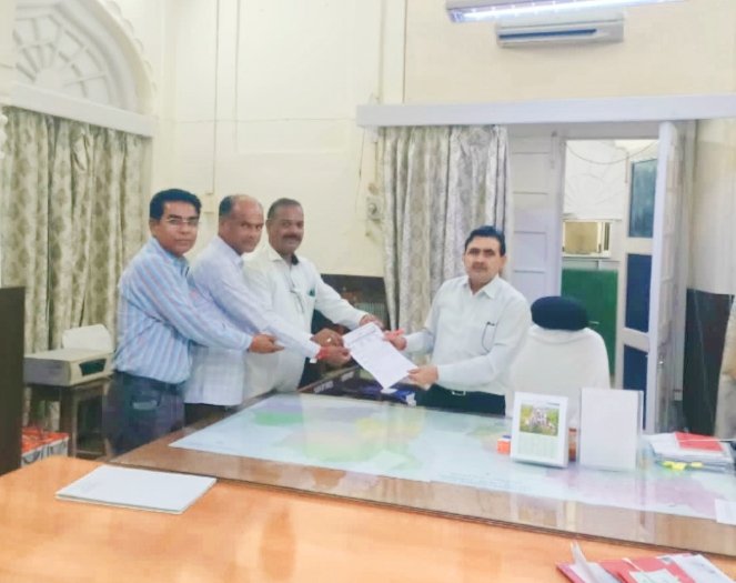 विद्यालय समय परिवर्तन को लेकर शिक्षक संघ ने सौंपा ज्ञापन