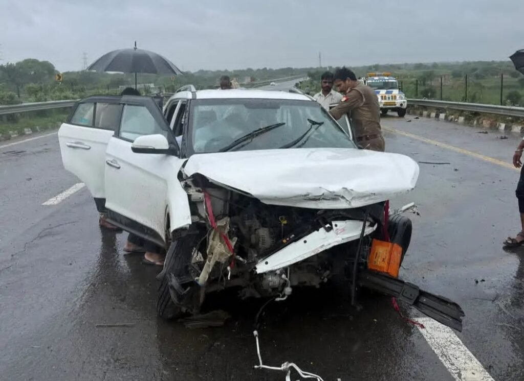 आगरा ब्रेकिंग! आगरा-लखनऊ एक्सप्रेसवे पर भीषण सड़क हादसा - AGRA, उत्तर प्रदेश