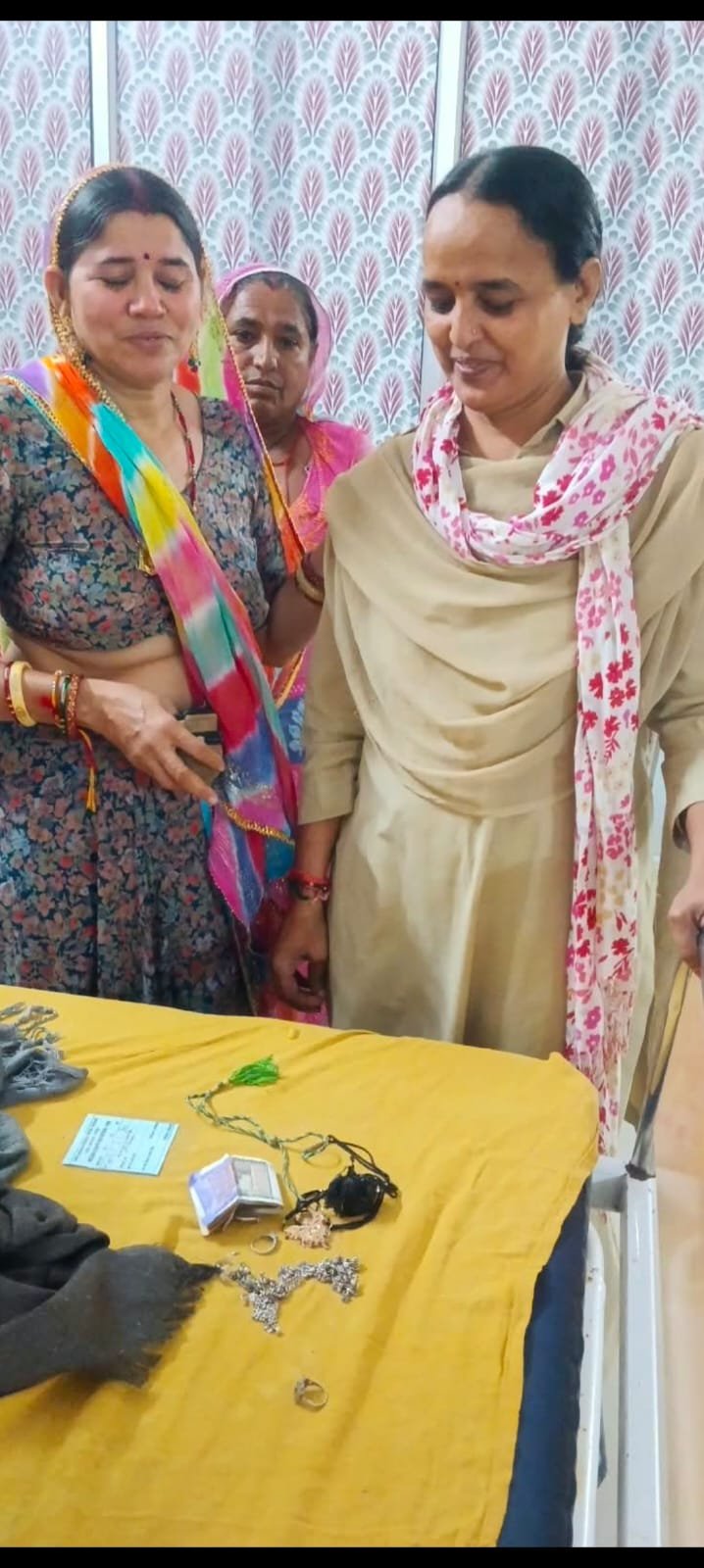ईमानदारी की मिसाल बनी महिला होमगार्ड, मरीज के परिजन का कीमती सामान और नगदी से भरा पर्स लौटाया