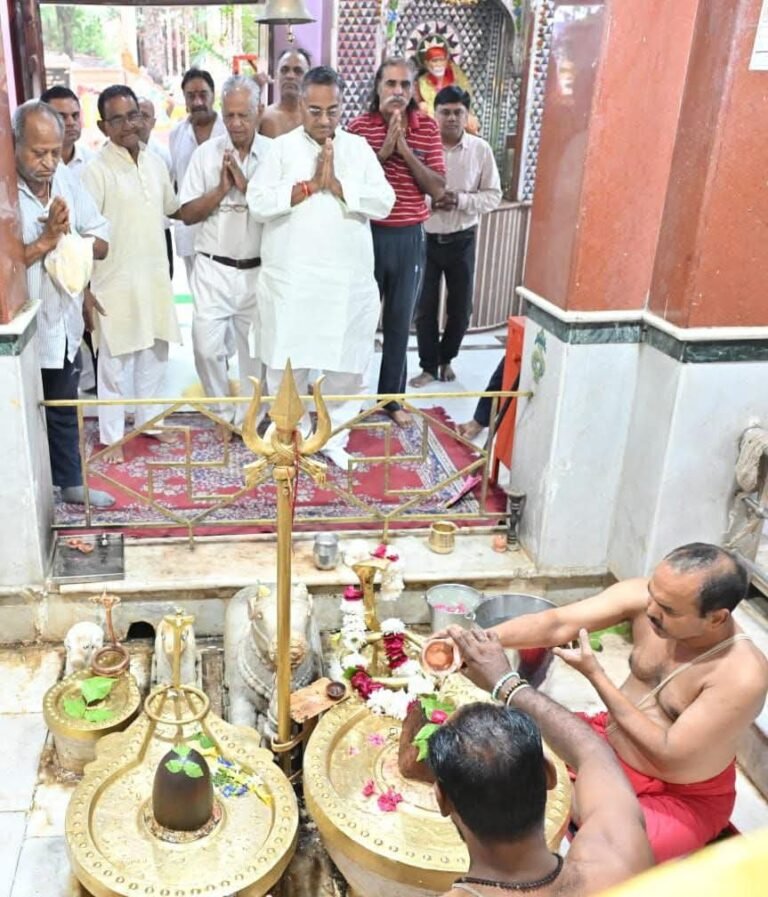 महापौर मेहता ने भूतनाथ मंदिर में किए दर्शन-पूजन,भूतनाथ मित्र मंडली ने किया गर्मजोशी से स्वागत