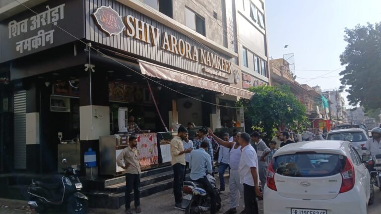 रातानाडा गणेश मंदिर के पास अरोड़ा नमकीन पर विवाद, ग्राहक ने लगाया पैसे न लौटाने और दबंगई का आरोप