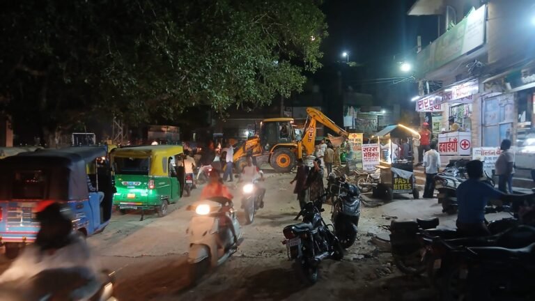 रात में सिविल लाइन का काम बना मुसीबत, सरकारी-निजी पाइप लाइन से दोनों साइड जाम, जनता परेशान