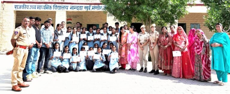 पंच, ब्लॉक व किक्स सहित आत्मरक्षा तकनीकों का किया प्रदर्शन, साइबर सुरक्षा व महिला हेल्पलाइन की दी जानकारी