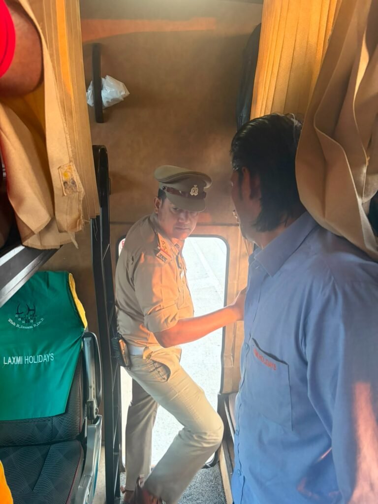 सहारनपुर में स्लीपर और सरकारी बसों पर यातायात पुलिस का बड़ा सुरक्षा अभियान, 33 बसों की गहन चेकिंग*
