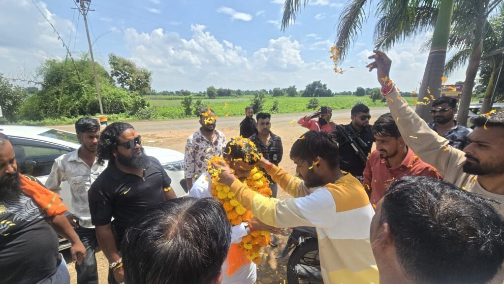 आज महेश्वर प्रवास के दौरान मां पार्वती होटल पर अमन जी पाटीदार, गोपाल जी यादव, पारस जी पाटीदार, राजेन्द्र जी पाटीदार, दुर्गेश जी पाटीदार, कपिल जी पाटीदार एवं गणेश जी पाटीदार द्वारा 1 आज महेश्वर प्रवास के दौरान मां पार्वती होटल पर अमन जी पाटीदार, गोपाल जी यादव, पारस जी पाटीदार, राजेन्द्र जी पाटीदार, दुर्गेश जी पाटीदार, कपिल जी पाटीदार एवं गणेश जी पाटीदार द्वारा - खरगोन (पश्चिम निमाड़), मध्य प्रदेश