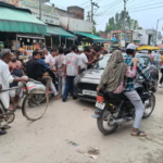 कांधला में स्विफ्ट कार ने दो बाइकों को मारी साइड:बाल-बाल बचे बाइक सवार, मौके पर हुआ हंगामा और जाम