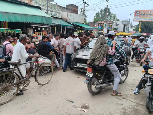 कांधला में स्विफ्ट कार ने दो बाइकों को मारी साइड:बाल-बाल बचे बाइक सवार, मौके पर हुआ हंगामा और जाम 1 कांधला में स्विफ्ट कार ने दो बाइकों को मारी साइड:बाल-बाल बचे बाइक सवार, मौके पर हुआ हंगामा और जाम - SHAMLI, उत्तर प्रदेश