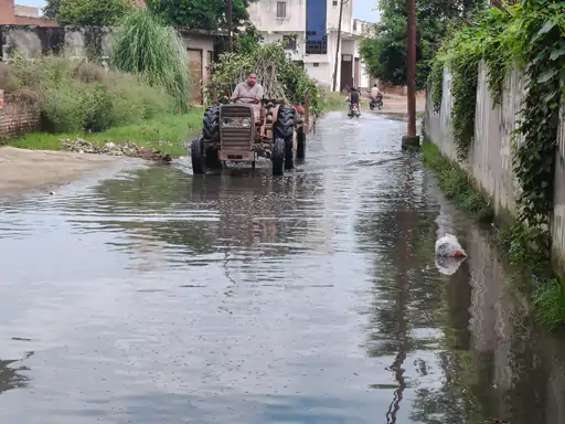 कांधला में शमशान-कब्रिस्तान मार्ग पर गंदा पानी भरा:गौर गरबा मुस्तफाबाद मार्ग पर वर्षों से समस्या बरकरार, लोगों में आक्रोश - SHAMLI, उत्तर प्रदेश