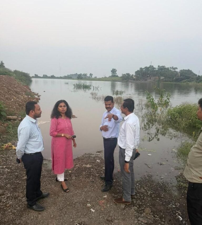 परसोखेड़ी तालाब गणेश विसर्जन स्थल का एडीएम डॉ श्रीवास्तव ने अधिकारियों के साथ किया निरीक्षण दिए आवश्यक व्यवस्थाएं सुनिश्चित करने के निर्देश