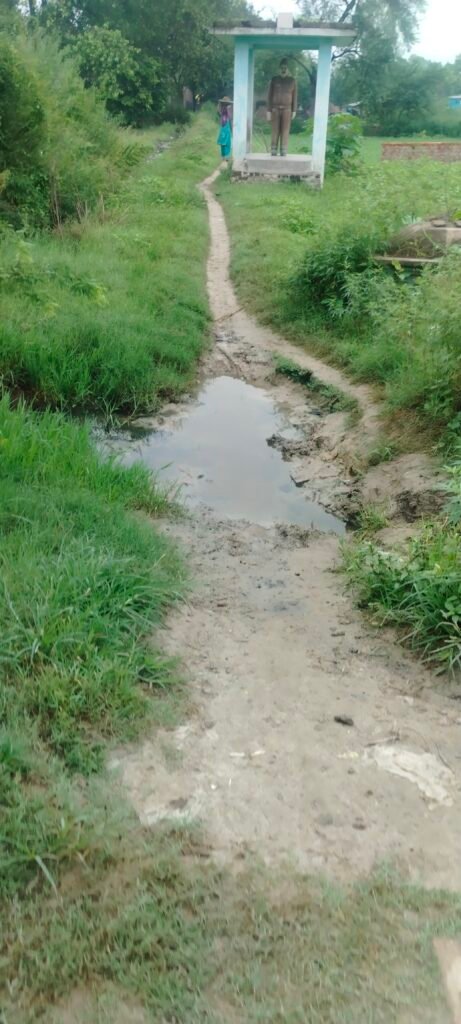 आखिर कब टूटेगी प्रशासन की नींद? बदहाल रास्ते ने ग्रामीणों की बढ़ाई मुसीबत! 1 आखिर कब टूटेगी प्रशासन की नींद? बदहाल रास्ते ने ग्रामीणों की बढ़ाई मुसीबत! - ETAH, उत्तर प्रदेश