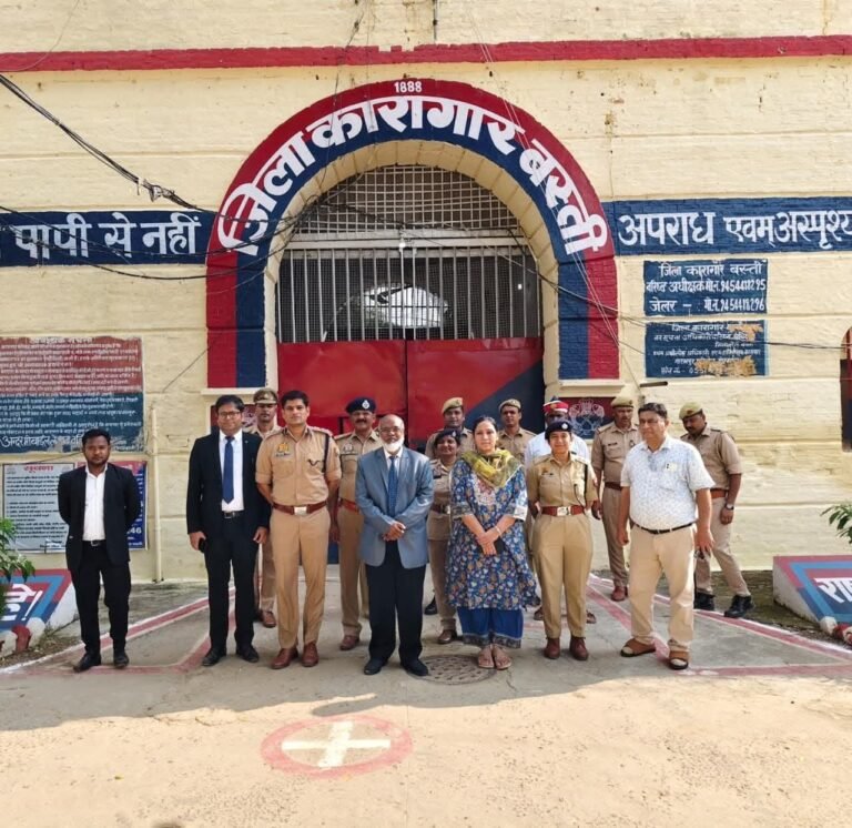 बस्ती जिला जज शमसुल हक, डीएम कृतिका ज्योत्स्ना और एसपी डॉ० यशवीर सिंह ने जिला कारागार का किया औचक निरीक्षण, मचा हड़कंप