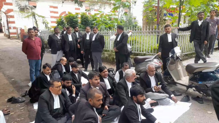 बड़ी खबर | प्रयागराज में रेस्टोरेंट में सीनियर अधिवक्ता की पिटाई का आरोप, सिविल लाइंस थाने के बाहर वकीलों का धरना