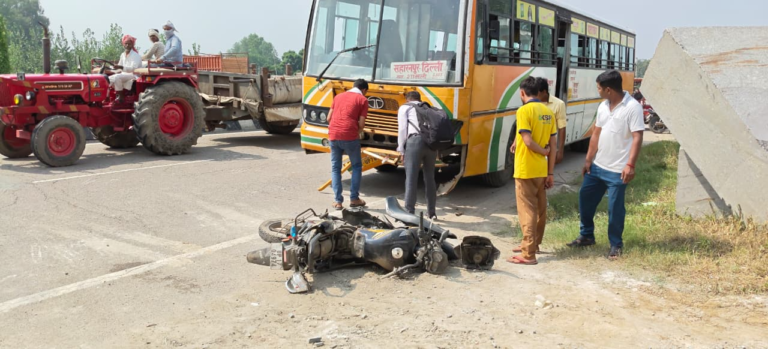 रोडवेज बस की टक्कर से बाइक सवार गंभीर घायल, हायर सेंटर रेफर