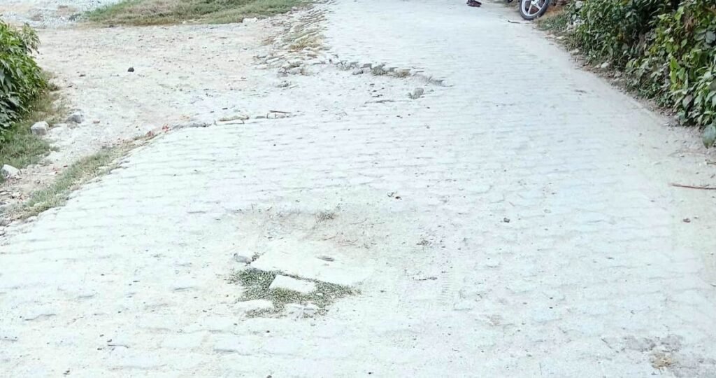 गाजीपुर: सैदपुर तहसील के वार्ड नं० 03 मालवीय नगर में इंटरलॉकिंग सड़क की हालत जर्जर, राहगीरों और कॉलोनीवासियों को हो रही परेशानी - GHAZIPUR, उत्तर प्रदेश