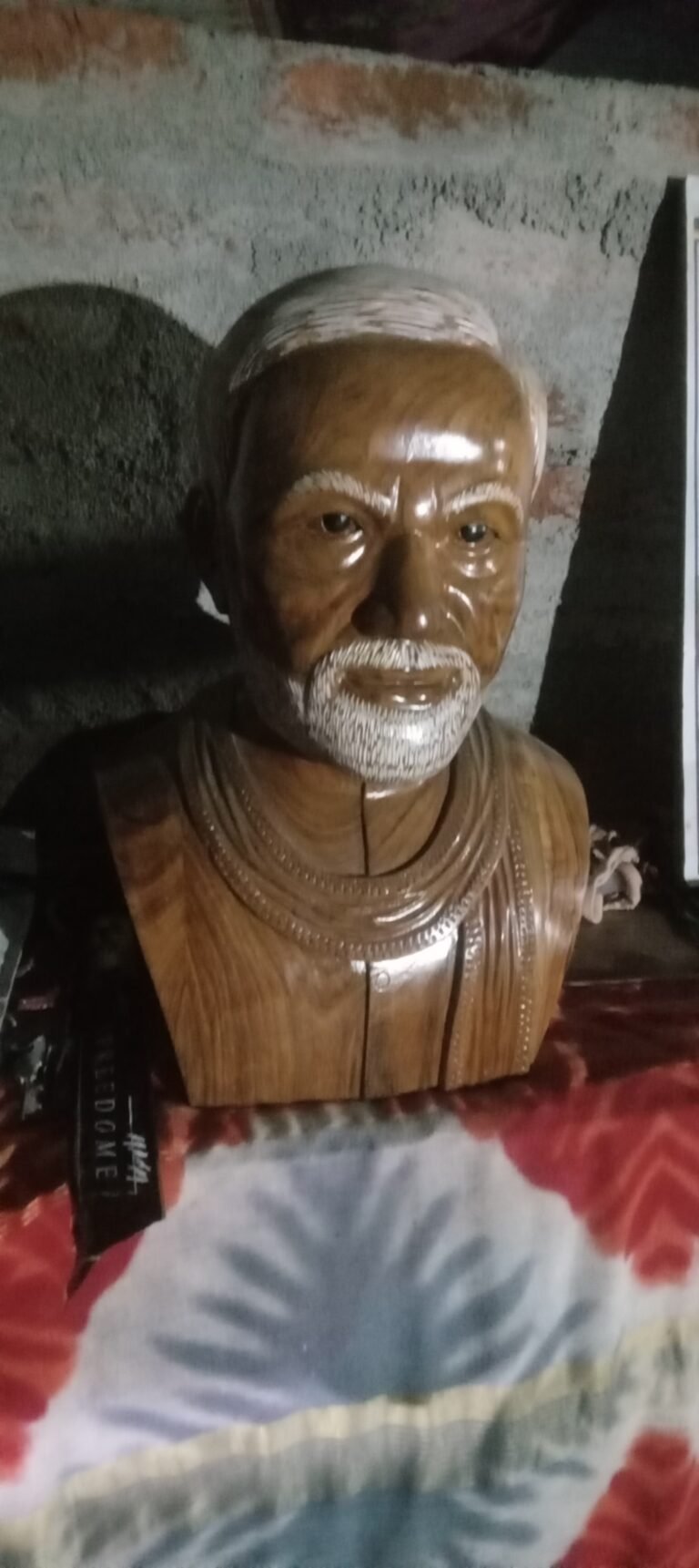 अहेरी तालुका के लकड़ी शिल्पकार कौशव मित्र ने बनाई प्रधानमंत्री नरेंद्र मोदी की हूबहू प्रतिमा
