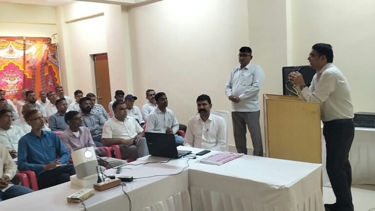 जिला निर्वाचन अधिकारी ने किया चुनाव प्रशिक्षण का औचक निरीक्षण
