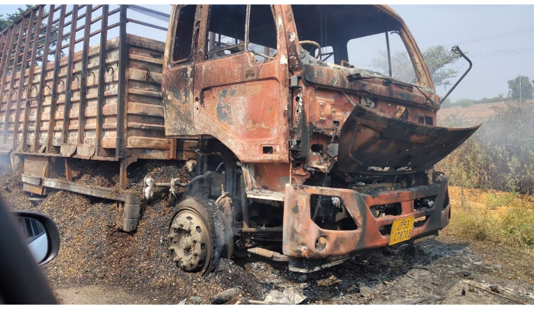 Jhansi Tikamgarh Marg per mangwa mein mungfali ka track hua tahas