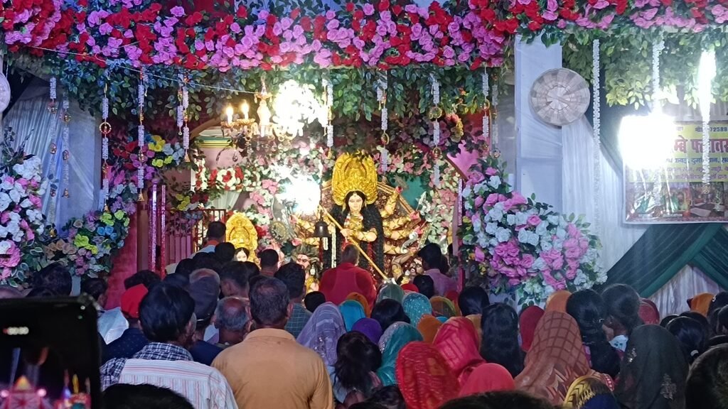 आज दूर्गा की हर जगह पट खुल गये 1 आज दूर्गा की हर जगह पट खुल गये - दरभंगा, बिहार