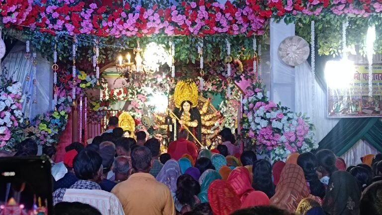 आज दूर्गा की हर जगह पट खुल गये