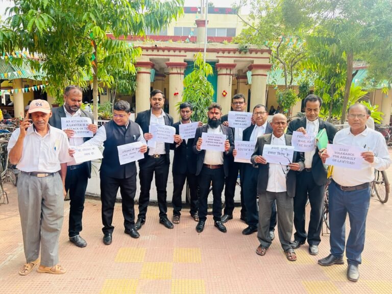 कटिहार में हुए अधिवक्ता के हत्या के विरोध में युवा अधिवक्ताओं ने किया विरोध प्रदर्शन