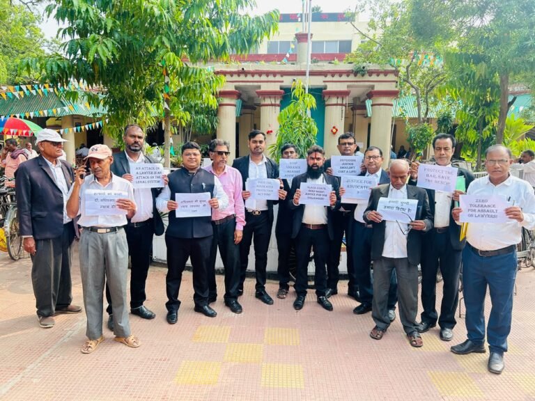 कटिहार में अधिवक्ता की हत्या के विरोध में व्यवहार न्यायालय के युवा अधिवक्ताओं ने शांतिपूर्ण विरोध प्रदर्शन किया