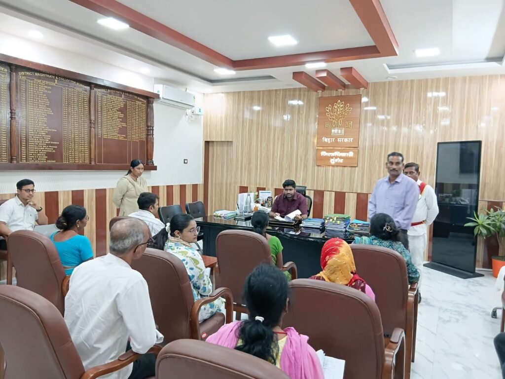 जनसुनवाई कार्यक्रम के तहत जिलाधिकारी मंगे ने आम नागरिकों की समस्याएं एवं शिकायतों को गंभीरता पूर्वक सुने। 1 जनसुनवाई कार्यक्रम के तहत जिलाधिकारी मंगे ने आम नागरिकों की समस्याएं एवं शिकायतों को गंभीरता पूर्वक सुने। - मुंगेर, बिहार