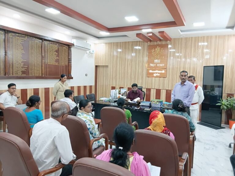 जनसुनवाई कार्यक्रम के तहत जिलाधिकारी मंगे ने आम नागरिकों की समस्याएं एवं शिकायतों को गंभीरता पूर्वक सुने।