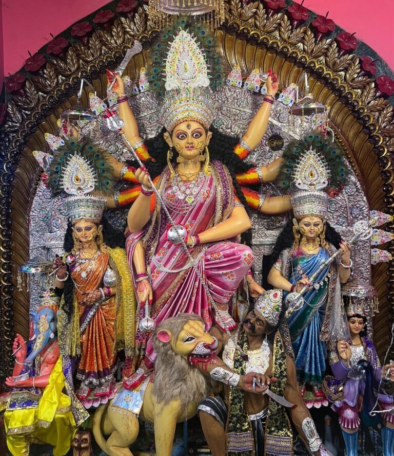 शारदीय नवरात्र के सप्तमी पूजा पर बड़ी दुर्गा महारानी के दर्शन को उमड़ी श्रद्धालुओं की भीड़
