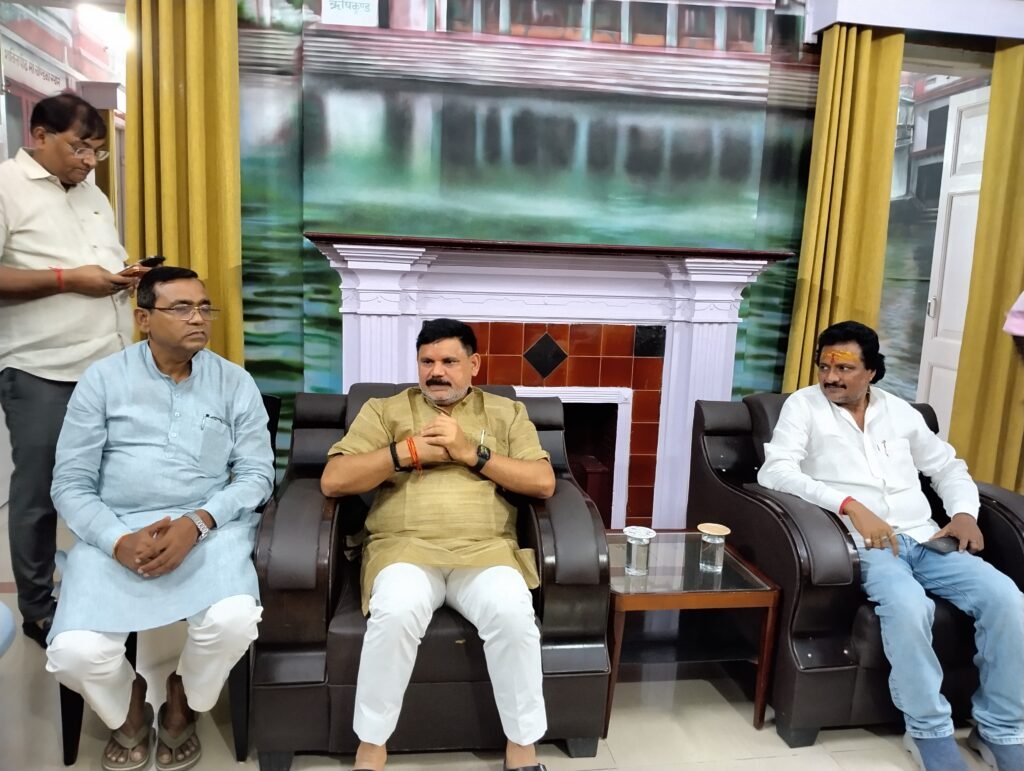 केंद्रीय कोयला एवं खान मंत्री पहुंचे मुंगेर भाजपा कार्यकर्ताओं ने किया भव्य स्वागत। 1 केंद्रीय कोयला एवं खान मंत्री पहुंचे मुंगेर भाजपा कार्यकर्ताओं ने किया भव्य स्वागत। - मुंगेर, बिहार