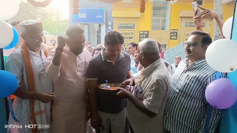 जदयू जिला अध्यक्ष मुंगेर श्री सौरव निधि एवं एमएलसी लालमोहन गुप्ता में धरहरा प्रखंड के हेमजापुर में जन औषधि केंद्र का उद्घाटन किया।
