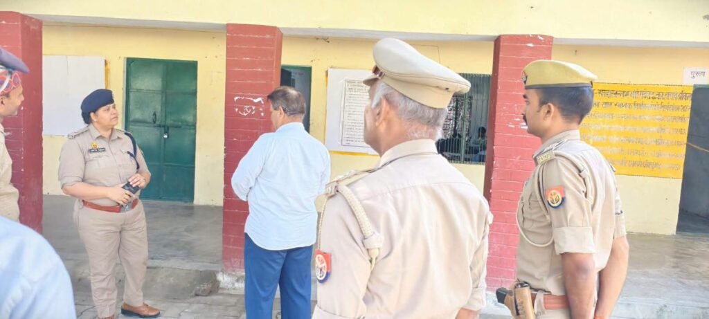कौशांबी में MLC चुनाव को लेकर पुलिस अलर्ट, ASP अमिता सिंह ने पोलिंग बूथों का किया निरीक्षण - KAUSHAMBI, उत्तर प्रदेश