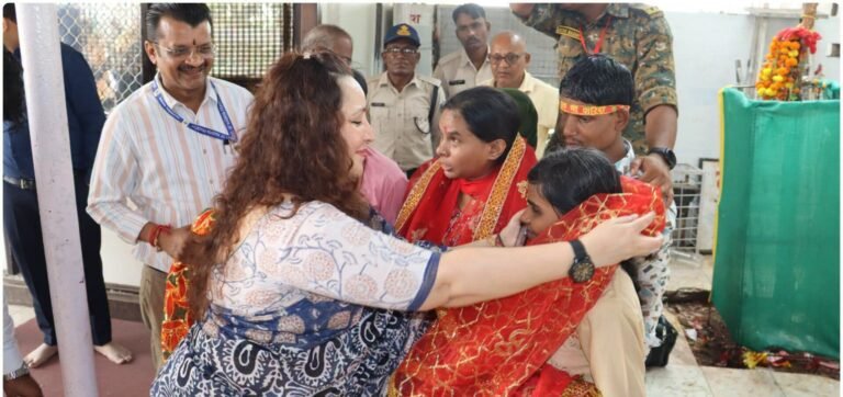 दिल जीत लिया मैहर जिलाधीश ने! 5 नेत्रहीन भक्तों को कराए मां शारदा के सुलभ दर्शन!