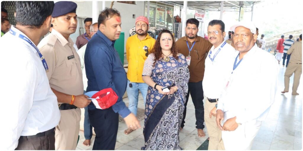 कलेक्टर खुद मैदान में! आधी रात मंदिर प्रांगण में पहुंचीं बिदिशा मुखर्जी, सुरक्षा पर दिया सख्त आदेश! - मैहर, मध्य प्रदेश