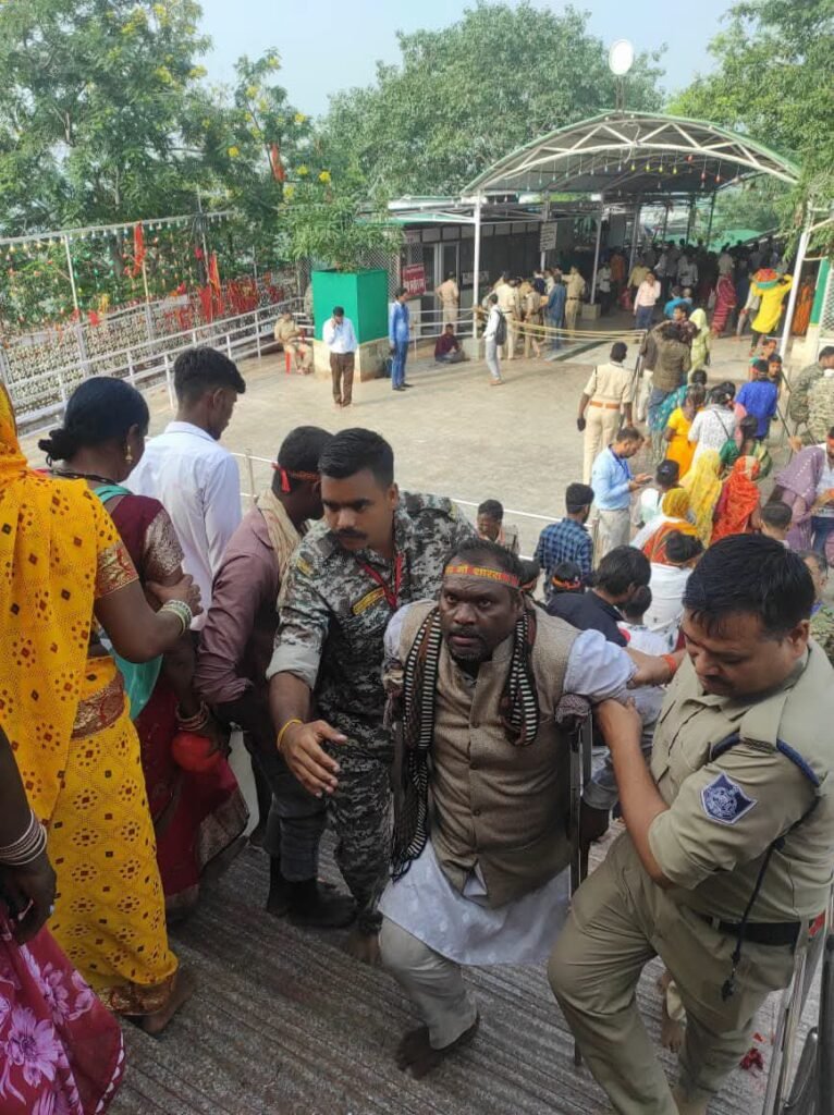 माँ शारदा देवी के पावन धाम के दिखाई दी पुलिस की संवेदनशीलता की झलक - मैहर, मध्य प्रदेश