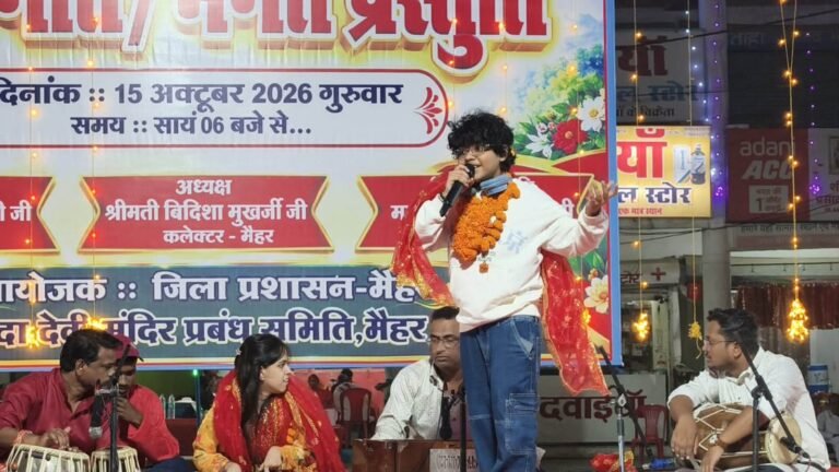🌺 मां शारदा की भक्ति में गूंजे देवी गीत और भगत गायन के स्वर।