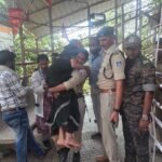 बेहोश महिला श्रद्धालु को कंधे पर उठाकर स्वास्थ्य विभाग के कैंप पहुंचाया, पुलिस की मानवता ने जीता दिल।