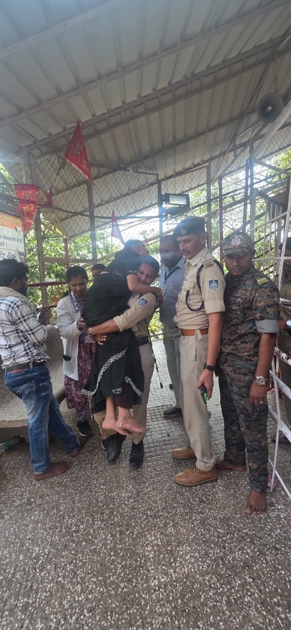 बेहोश महिला श्रद्धालु को कंधे पर उठाकर स्वास्थ्य विभाग के कैंप पहुंचाया, पुलिस की मानवता ने जीता दिल।