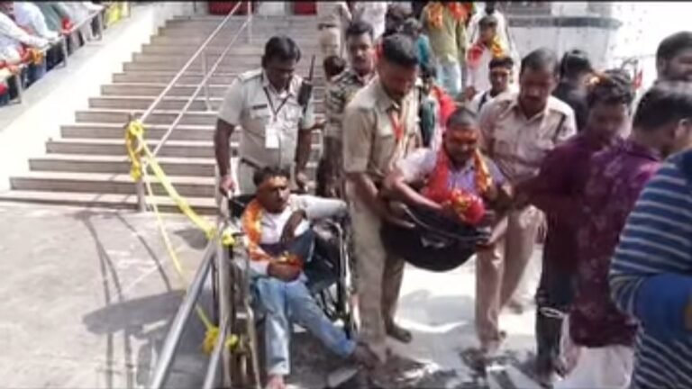 इंसानियत अभी जिंदा है! UP से आए असहायों को मैहर पुलिस ने कराए सुगम दर्शन