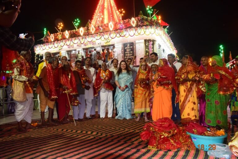शारदीय नवरात्र पर वृद्धाश्रम के निराश्रित वृद्धजनों को कराए गए मां शारदा देवी के दर्शन