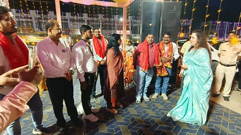 नवरात्रि मेले में सेवा,समर्पण और उत्कृष्ट व्यवस्थाओं का सम्मान,मैहर कलेक्टर ने चुनरी ओढ़ाकर प्रभारियों का बढ़ाया मान