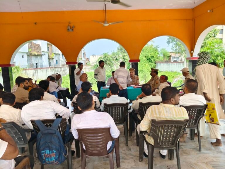 बेलघाट थाने में समाधान दिवस पर सुनी गईं फरियादें, काली पट्टी बांधकर लेखपालों ने किया प्रदर्शन