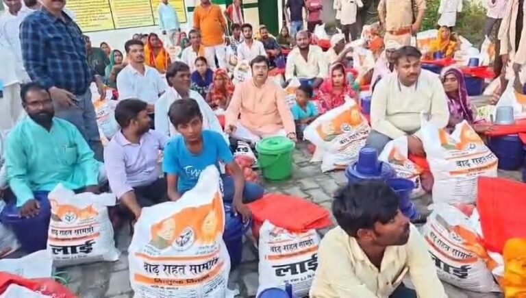 शोहरतगढ़ में बाढ़ प्रभावित 500 परिवारों को राहत किट का वितरण, विधायक विनय वर्मा ने दिलाया हरसंभव मदद का भरोसा