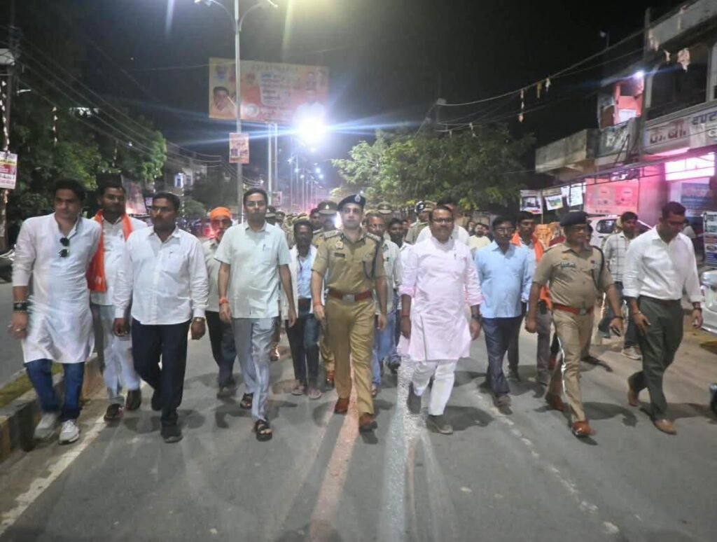 नवरात्रि पर सिद्धार्थनगर पुलिस अलर्ट, SSP ने पैदल गश्त कर परखी सुरक्षा व्यवस्था 1 नवरात्रि पर सिद्धार्थनगर पुलिस अलर्ट, SSP ने पैदल गश्त कर परखी सुरक्षा व्यवस्था - SIDDHARTHNAGAR, उत्तर प्रदेश