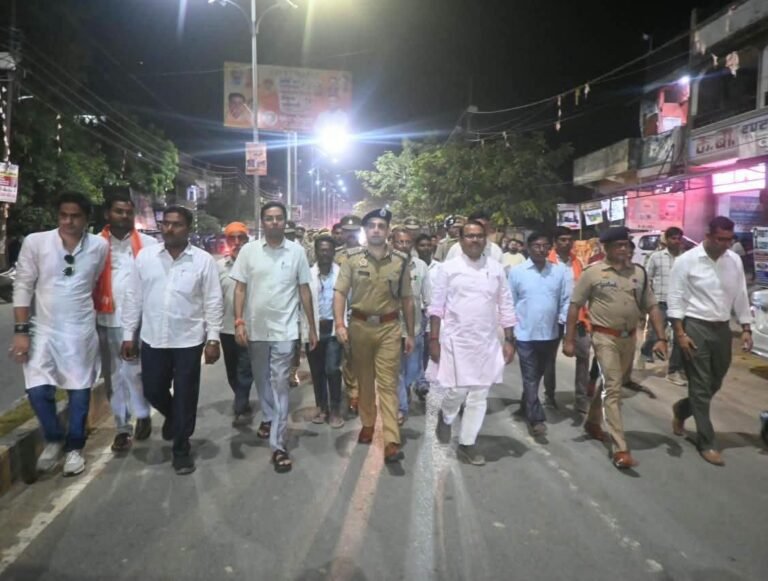नवरात्रि पर सिद्धार्थनगर पुलिस अलर्ट, SSP ने पैदल गश्त कर परखी सुरक्षा व्यवस्था