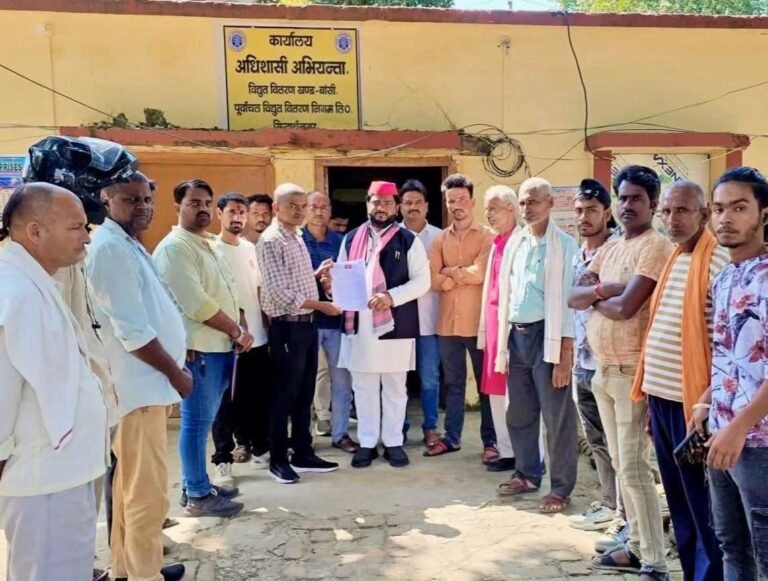 बांसी में बिजली की समस्याओं को लेकर सपा नेता कमाल खान ने अधिशासी अभियंता से की मुलाकात