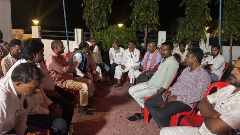 डुमरियागंज में तीन युवाओं की मौत से शोक, सपा प्रदेश सचिव रामफेर उर्फ अंशु यादव ने परिजनों से मिलकर जताई संवेदना 1 डुमरियागंज में तीन युवाओं की मौत से शोक, सपा प्रदेश सचिव रामफेर उर्फ अंशु यादव ने परिजनों से मिलकर जताई संवेदना - SIDDHARTHNAGAR, उत्तर प्रदेश
