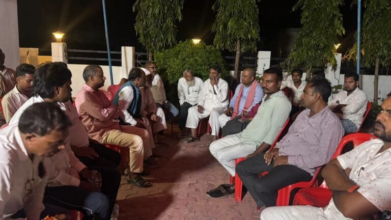 डुमरियागंज में तीन युवाओं की मौत से शोक, सपा प्रदेश सचिव रामफेर उर्फ अंशु यादव ने परिजनों से मिलकर जताई संवेदना
